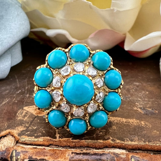 Grande anello a grappolo “Cluster” vittoriano con turchesi cabochon e diamanti “a notte”