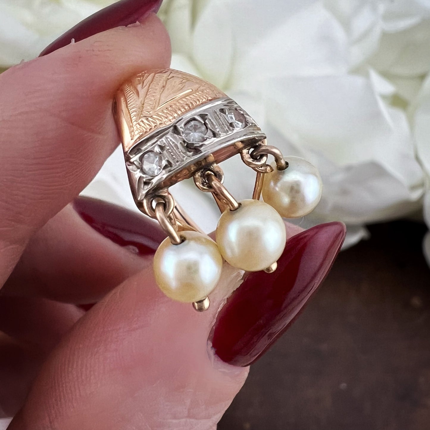 Anello Liberty in oro 18 kt con tre perle pendenti e diamanti rosetta