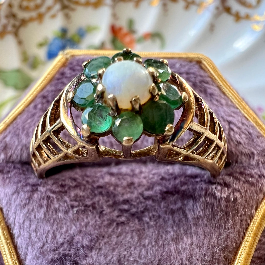 Anello con margherita di opale e smeraldi con struttura in oro a grata