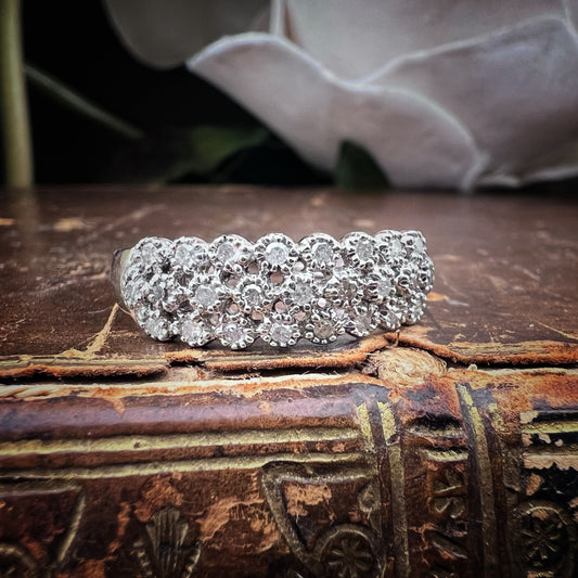 Anello a fascia con diamanti