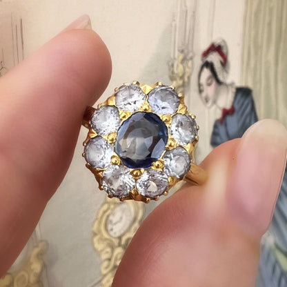 Anello vittoriano a margherita con zaffiro e acquamarine in oro 18k