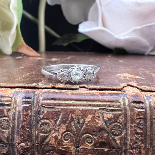 Anello trilogy con diamanti old mine