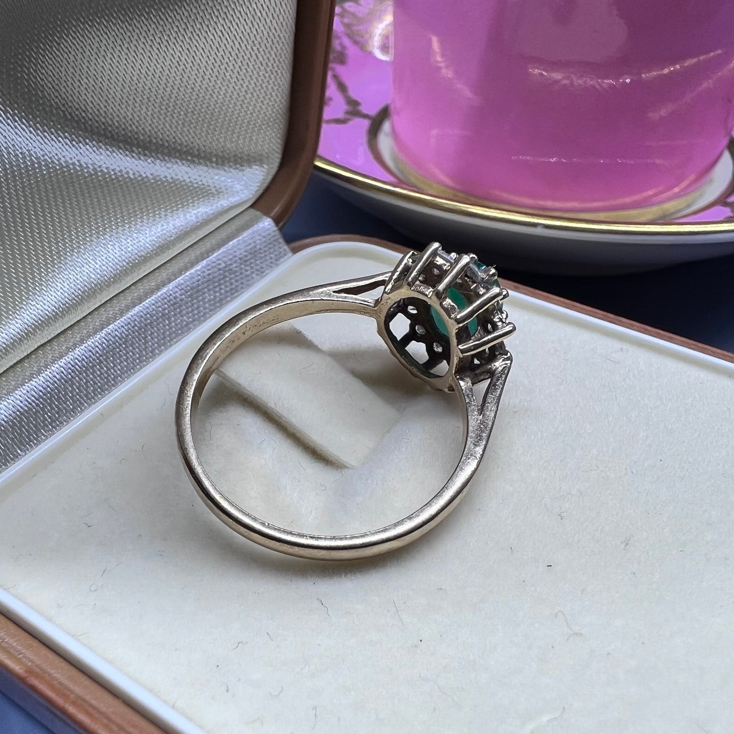 Anello vintage a margherita in oro con smeraldo – Birmingham, 1984