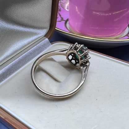 Anello vintage a margherita in oro con smeraldo – Birmingham, 1984