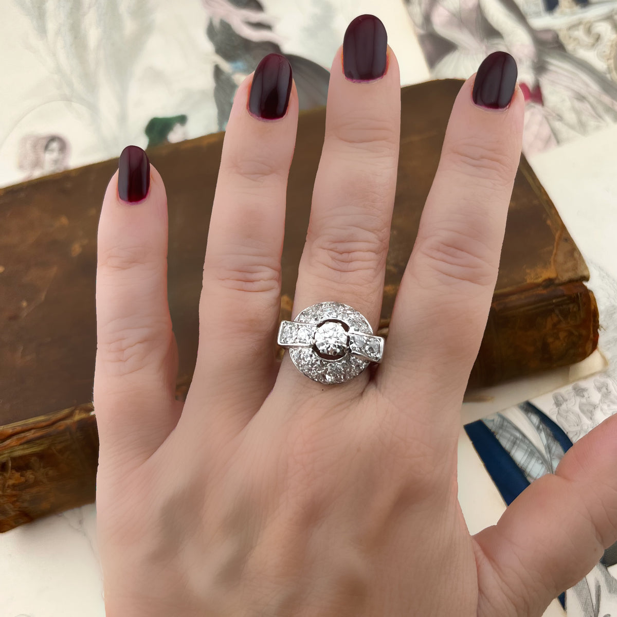 Anello a cupola Art Déco in platino con oltre 4 carati di diamanti – 1920-1940