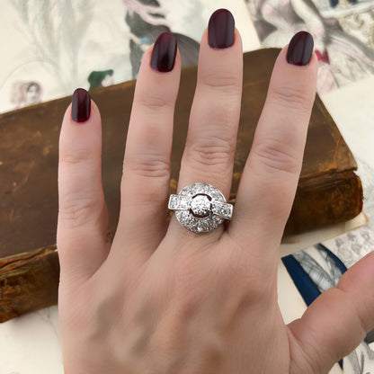 Anello a cupola Art Déco in platino con oltre 4 carati di diamanti – 1920-1940