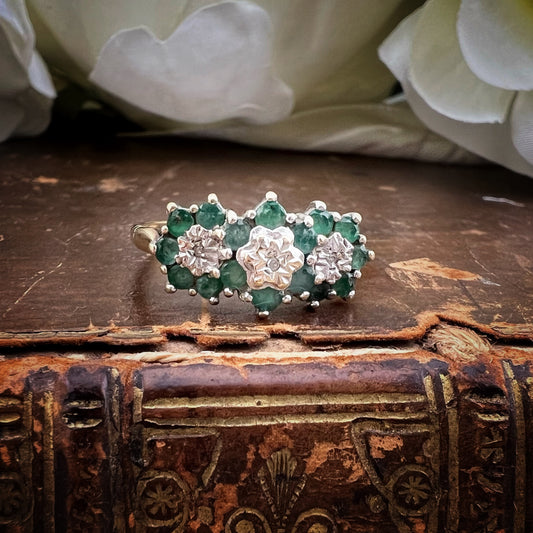 Anello a tre margherite di smeraldi