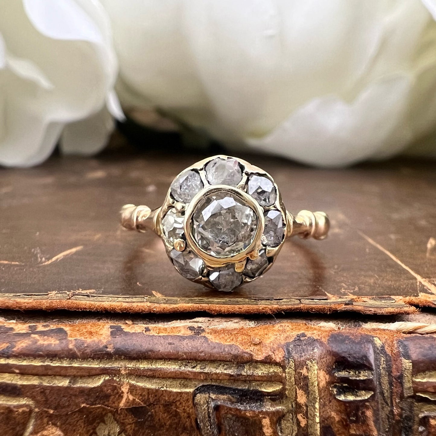 Anello antico in oro giallo con diamante Old Mine e corona di rose cut – Italia, primi ‘900