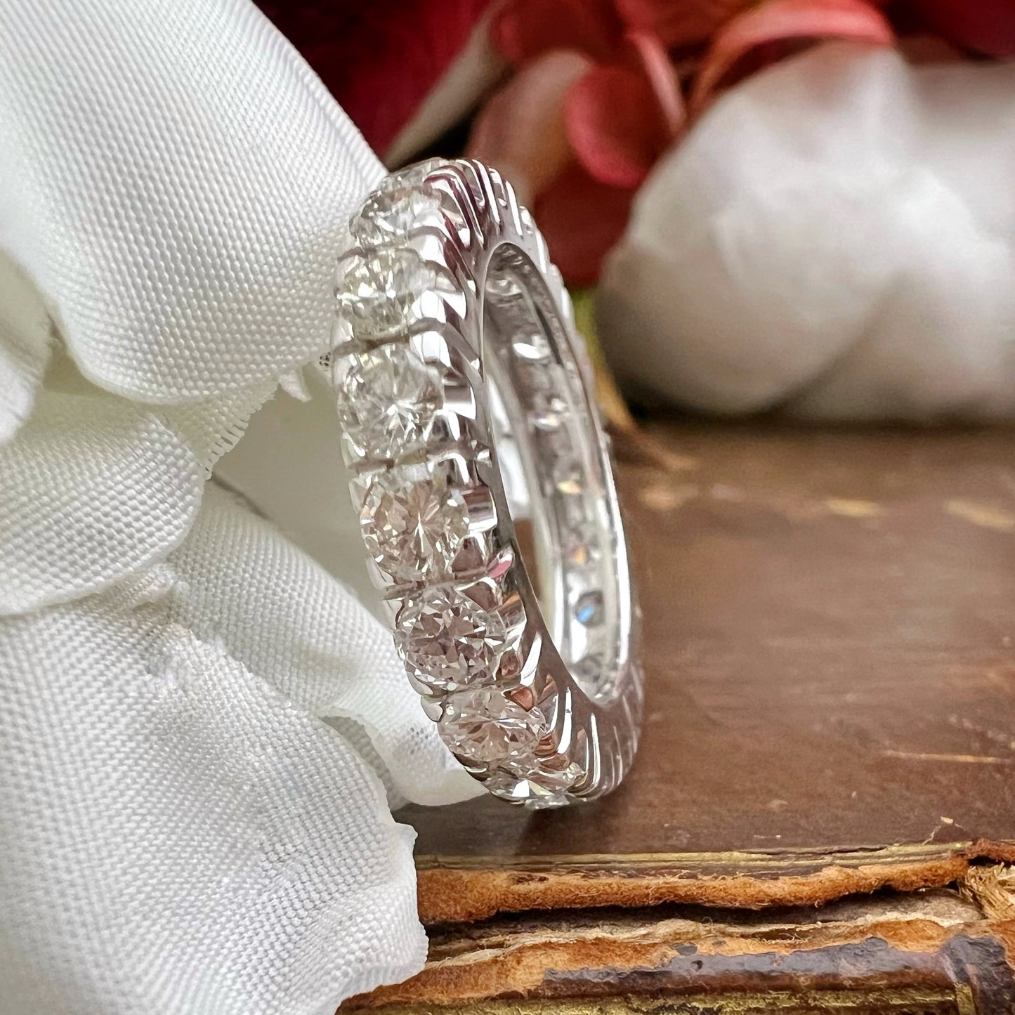 Anello Eternity vintage in oro bianco 18k con diamanti naturali – circa 2.40 ct - certificato