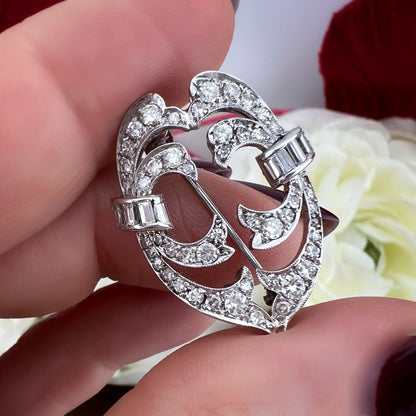 Spilla Art Déco in oro bianco 18 ct e 1 ct di diamanti raffigurante due uccellini stilizzati