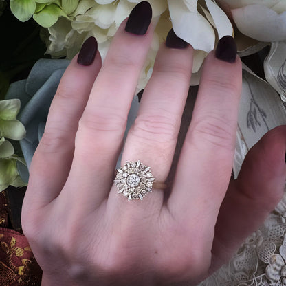 Anello a fiore con diamanti fancy brown e bianchi