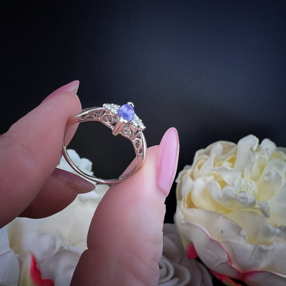 Anello in oro bianco con tanzanite marquise e diamanti