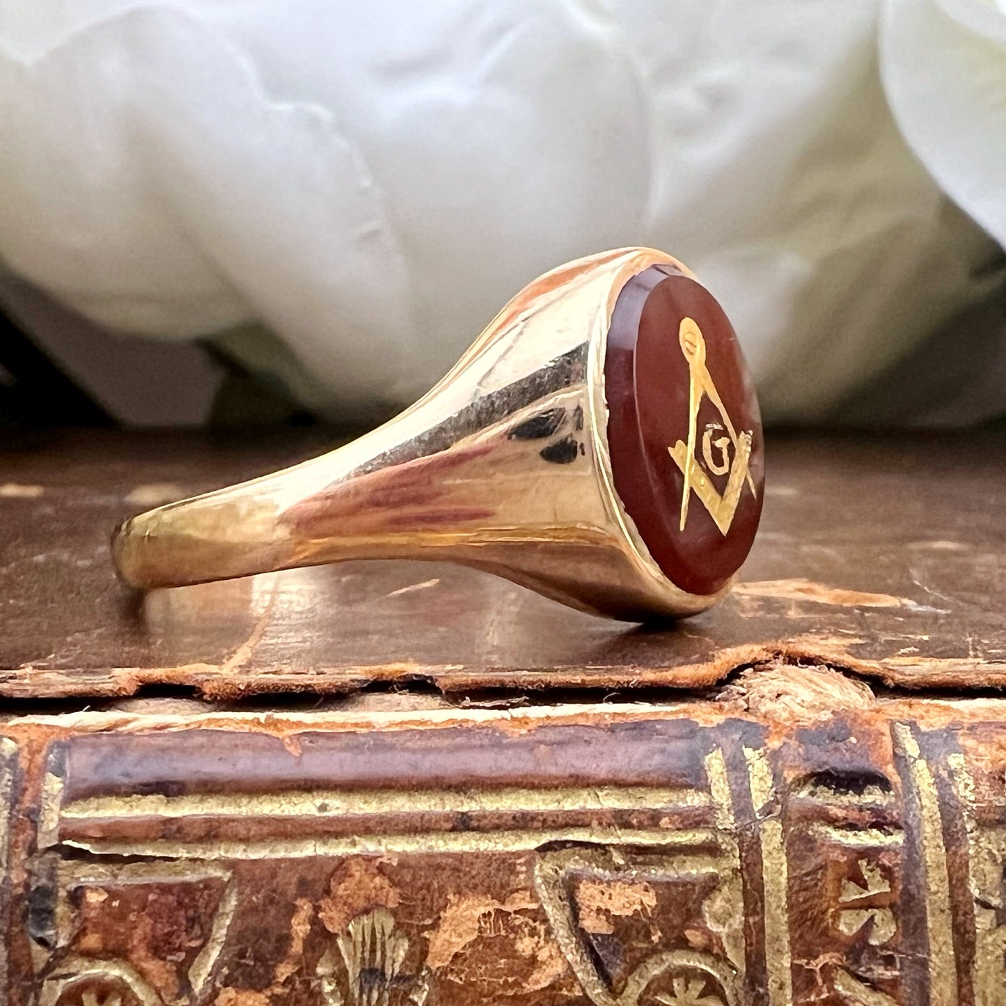 Anello chevalier massonico in oro 9k con corniola incisa del 1974