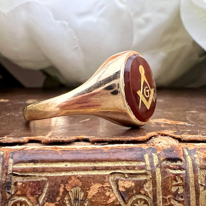 Anello chevalier massonico in oro 9k con corniola incisa del 1974