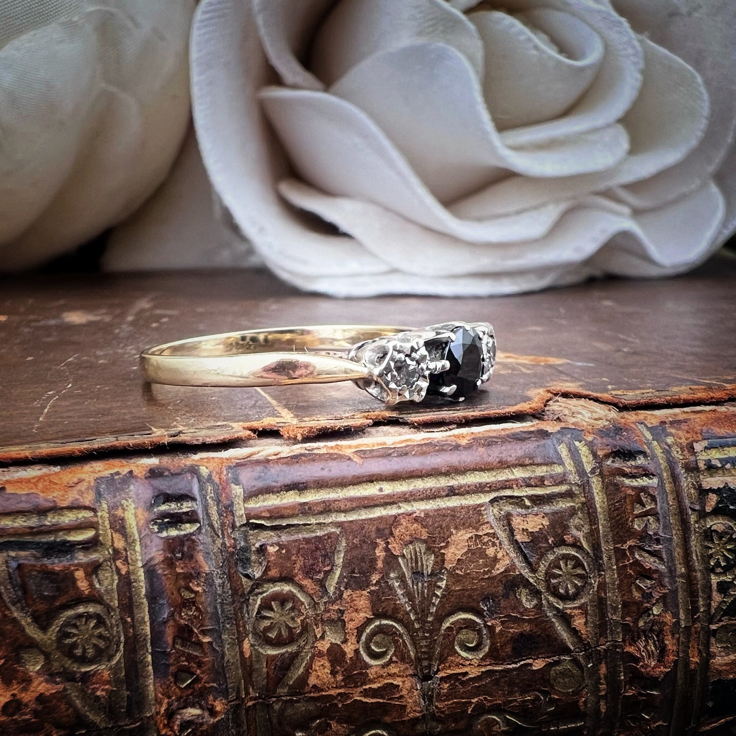 Anello vintage in oro giallo 9 ct con zaffiro e diamanti – Londra, 1962