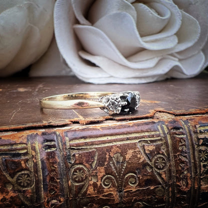 Anello vintage in oro giallo 9 ct con zaffiro e diamanti – Londra, 1962