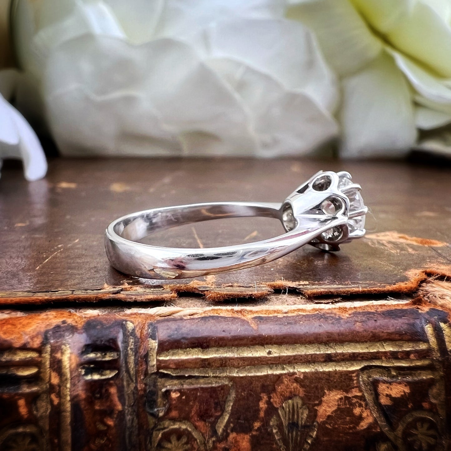 Solitario in oro bianco 18 ct con diamante Old Mine Cut da 0.60 ct