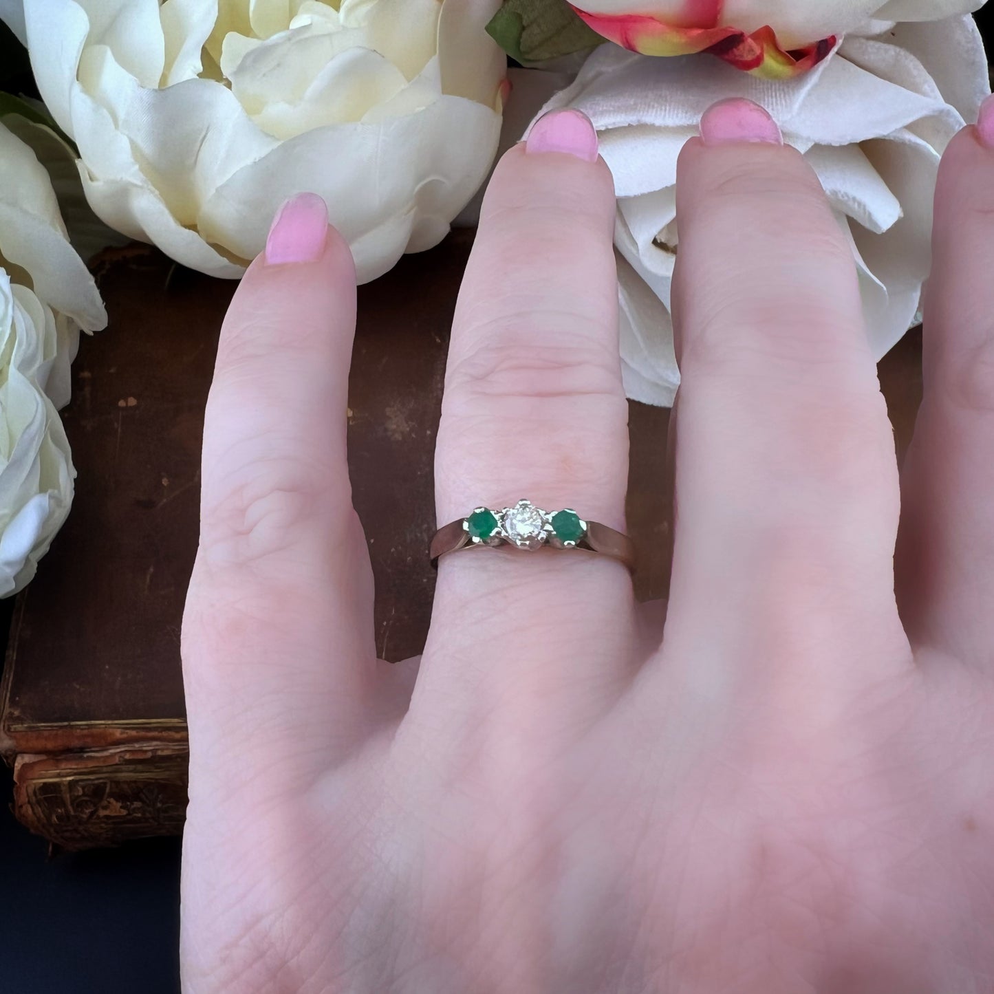 Anello Vintage Trilogy con Diamante e Smeraldi – 1981, Londra