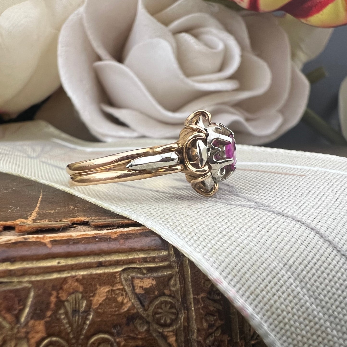Anello in oro bianco e giallo anni ‘40 con rubino