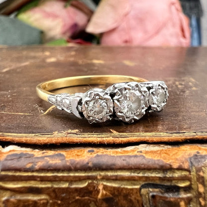Anello Trilogy Art Déco con Diamanti Vecchia Europa in Oro 18 kt e Platino – Europa, c. 1920
