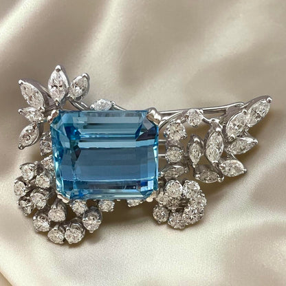Spilla in platino con spettacolare acquamarina e diamanti da 10 ct e diamanti – Europa, anni ’50