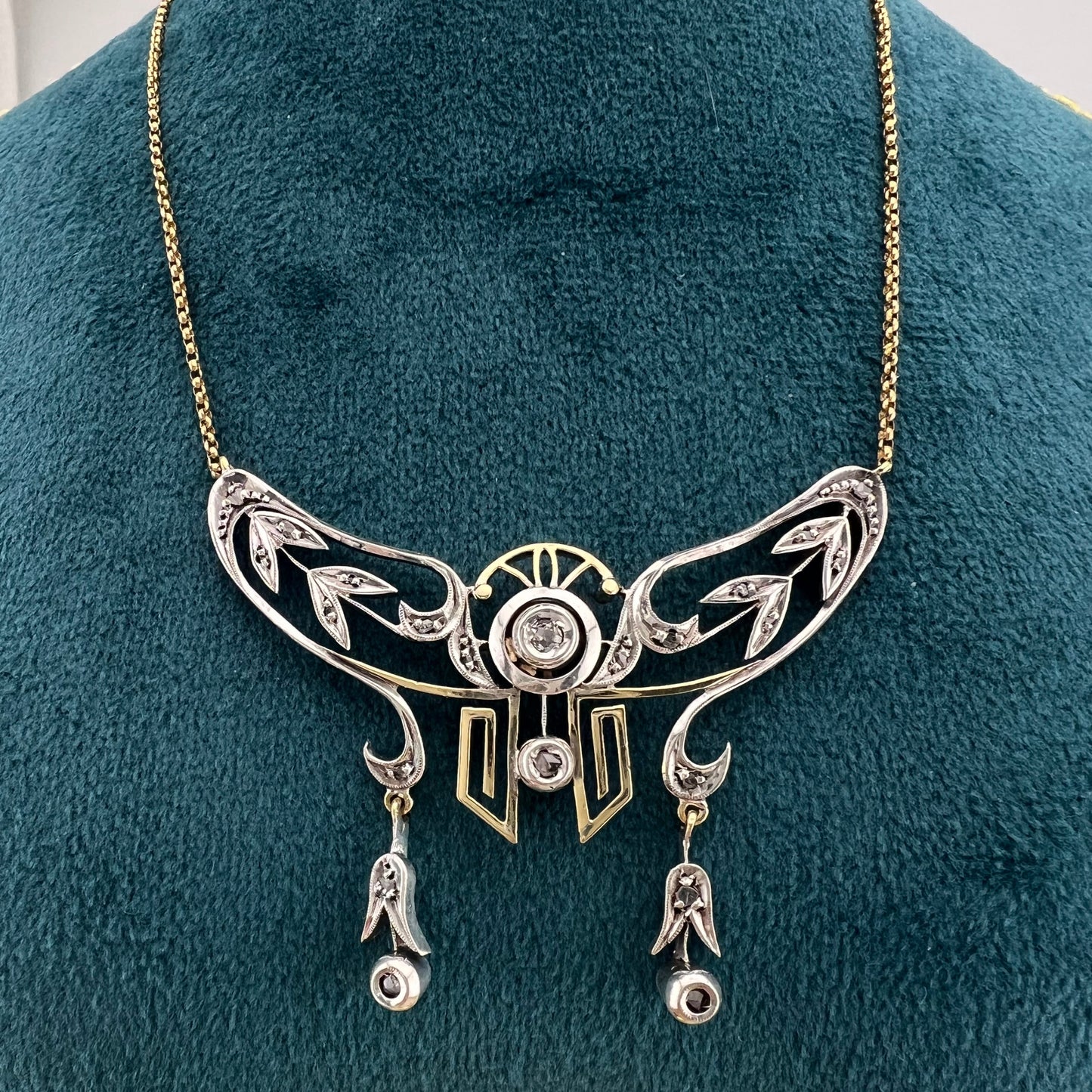 Collana Art Nouveau a négligé in oro 18k diamanti e argento con catena manin a 22k