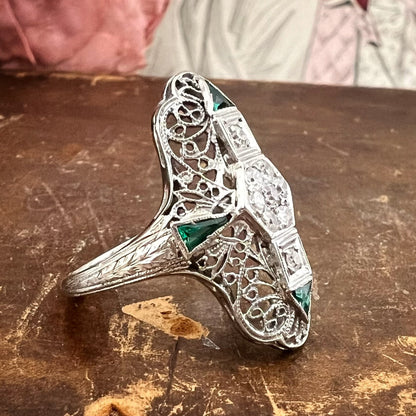Anello Art Déco in oro bianco 18k con diamanti e smeraldi – pezzo unico d’epoca con scatola originale.