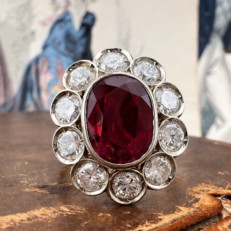 Grande anello a margherita con rubino da 3 ct e diamanti per 2 ct in oro 18k – Italia, anni ’60