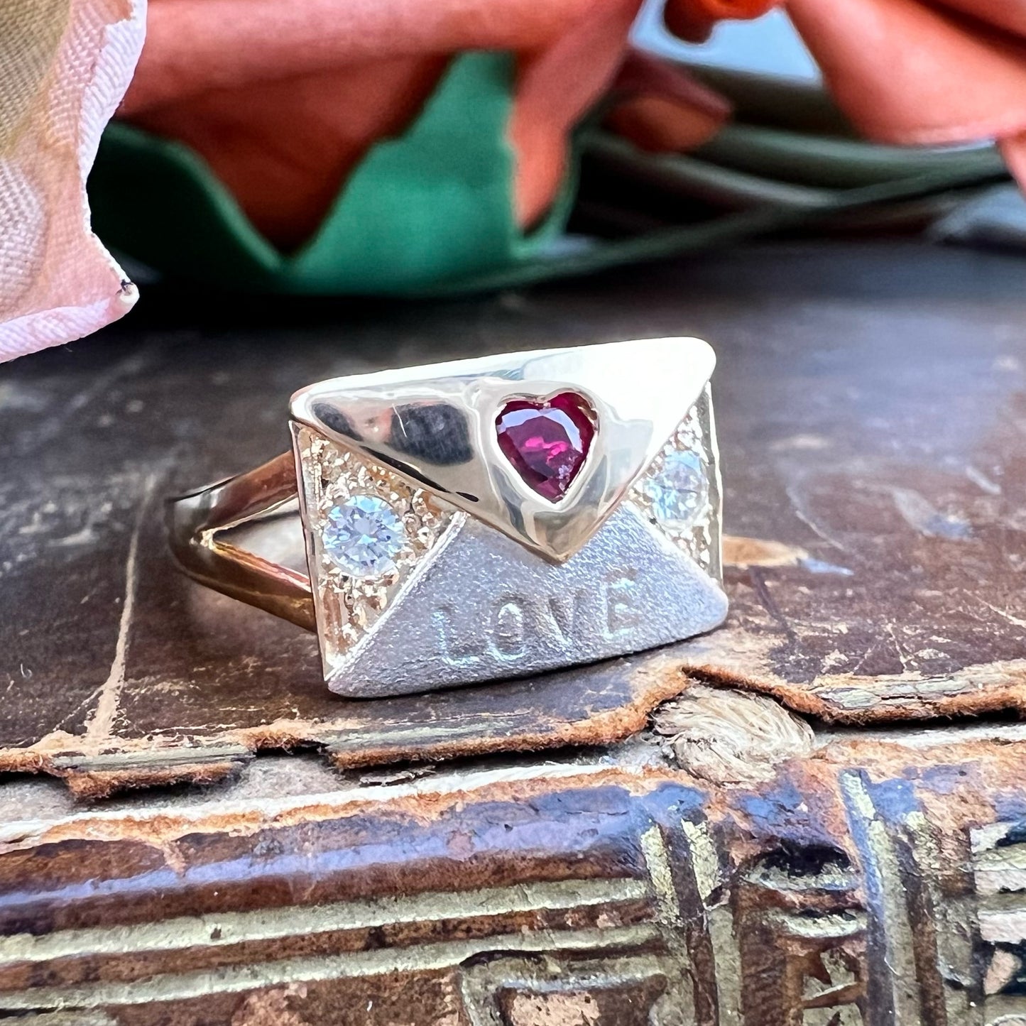 Anello chevalier “LOVE” in oro giallo 21 kt con rubino a cuore e diamanti naturali