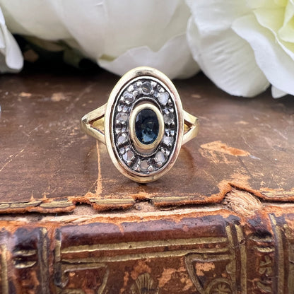 Anello Margherita ovale in oro 18 ct, zaffiro e diamanti a rosetta