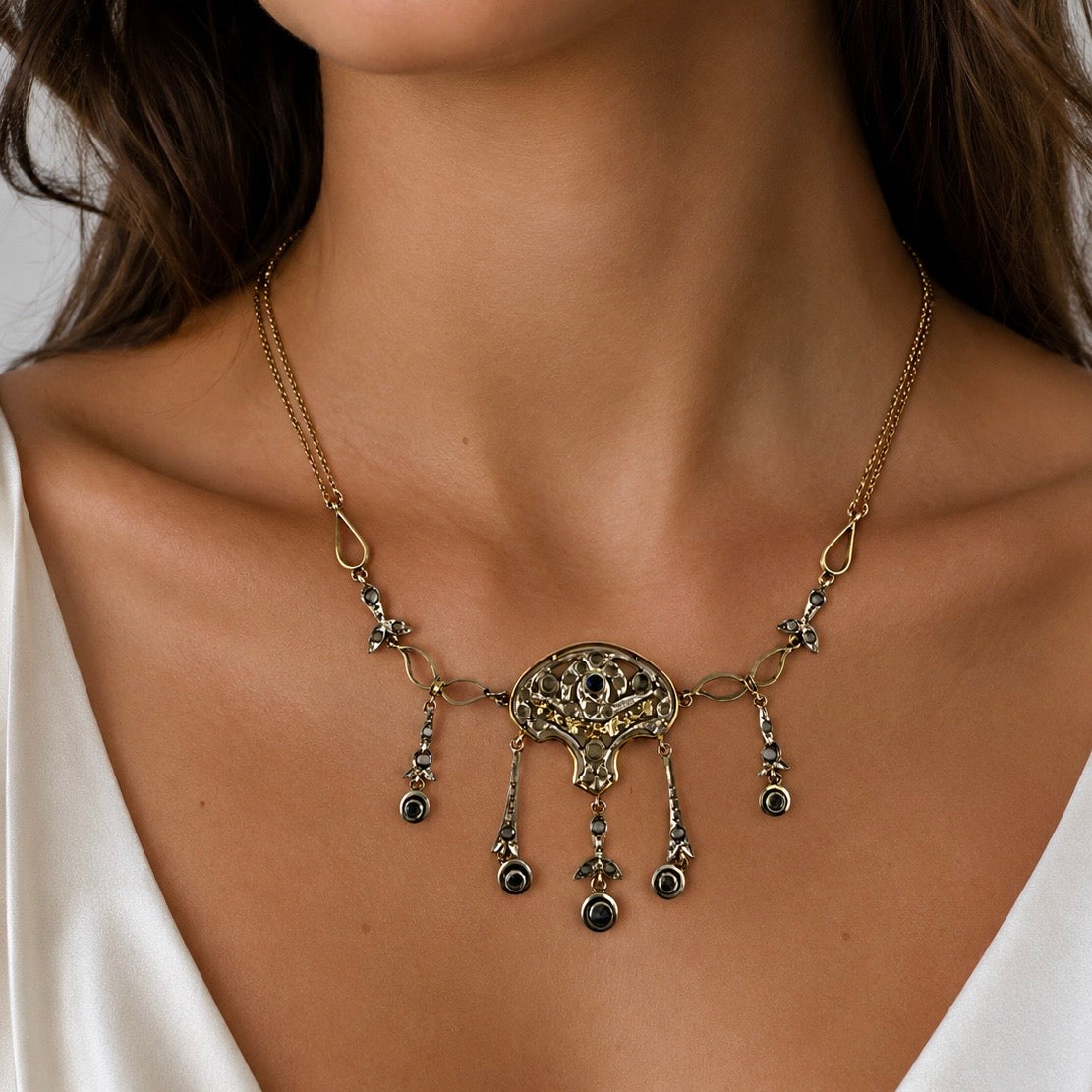 Collier Art Nouveau in oro 9 carati e argento con diamanti a taglio rosa e zaffiro centrale