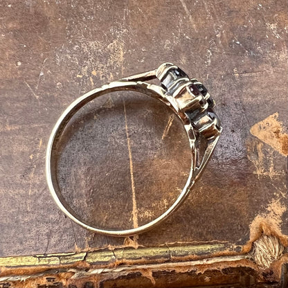 Anello in oro 9 ct. a margherita di granati 1976