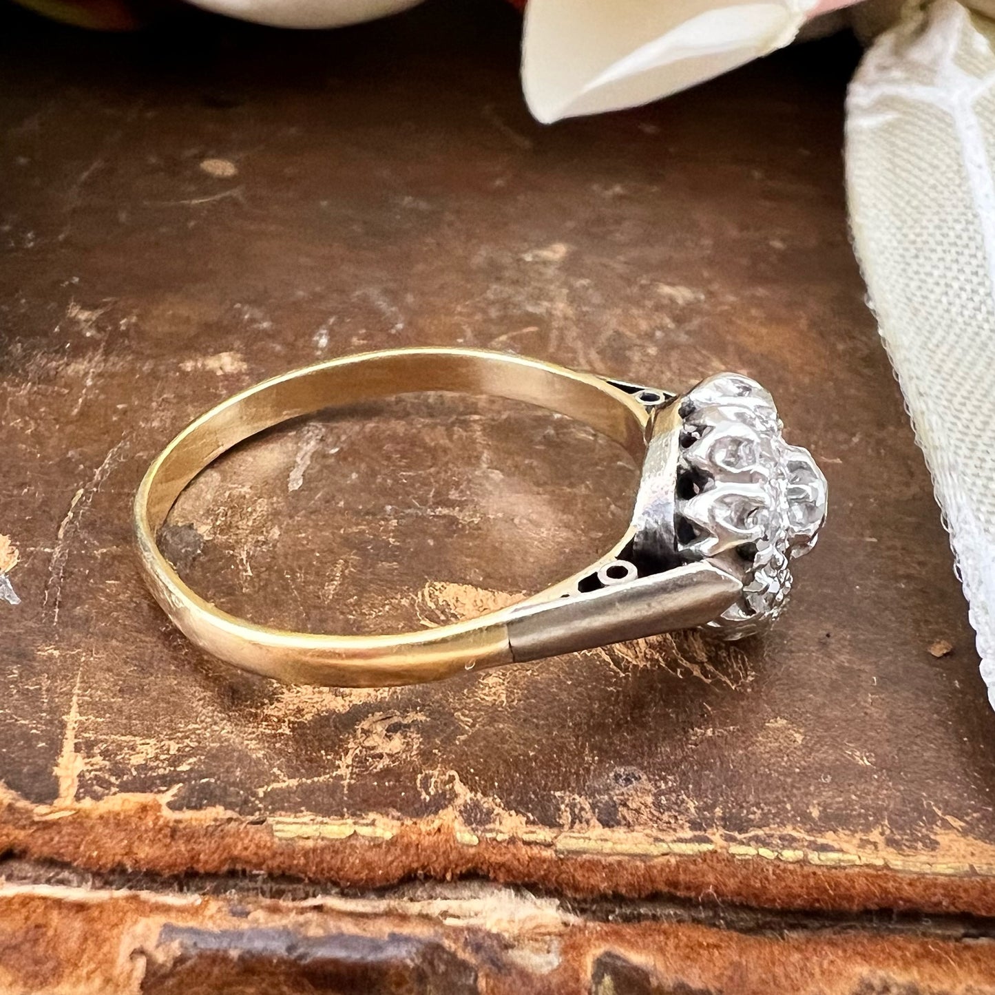 Anello antico “margherita” con diamanti old mine cut oro 18k e platino (anni 1920)