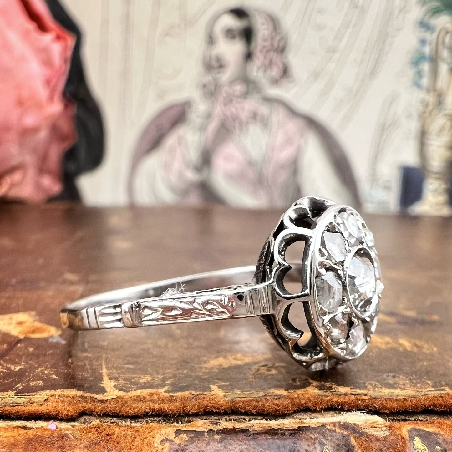 Anello Liberty anni ’20 con diamanti a motivo floreale in oro bianco 18 kt