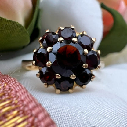 Anello margherita Vintage Inglese in Oro 18k con Granati