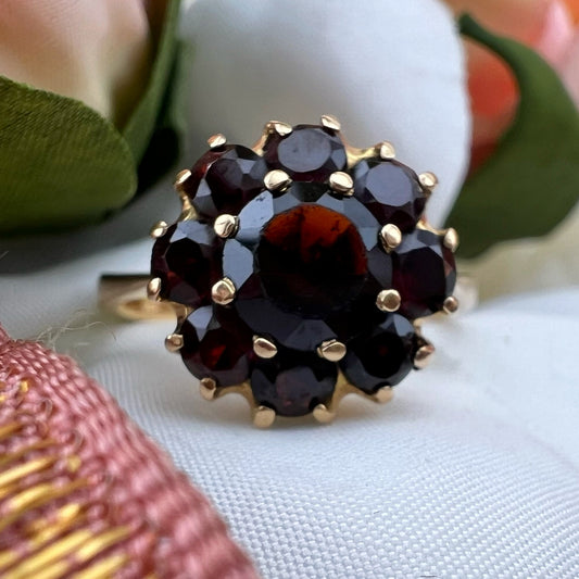 Anello margherita Vintage Inglese in Oro 18k con Granati