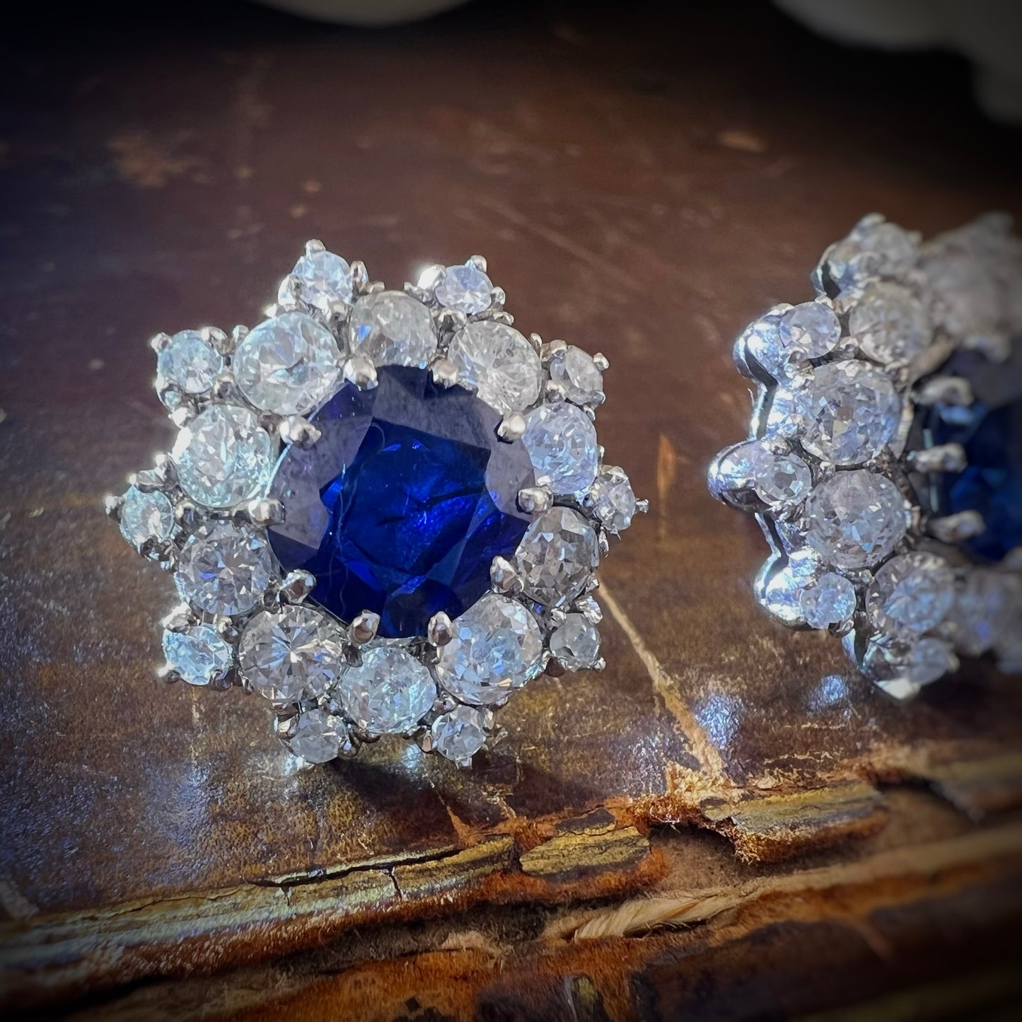 Importanti orecchini a corolla stellata con zaffiri e diamanti old mine cut in oro 18k