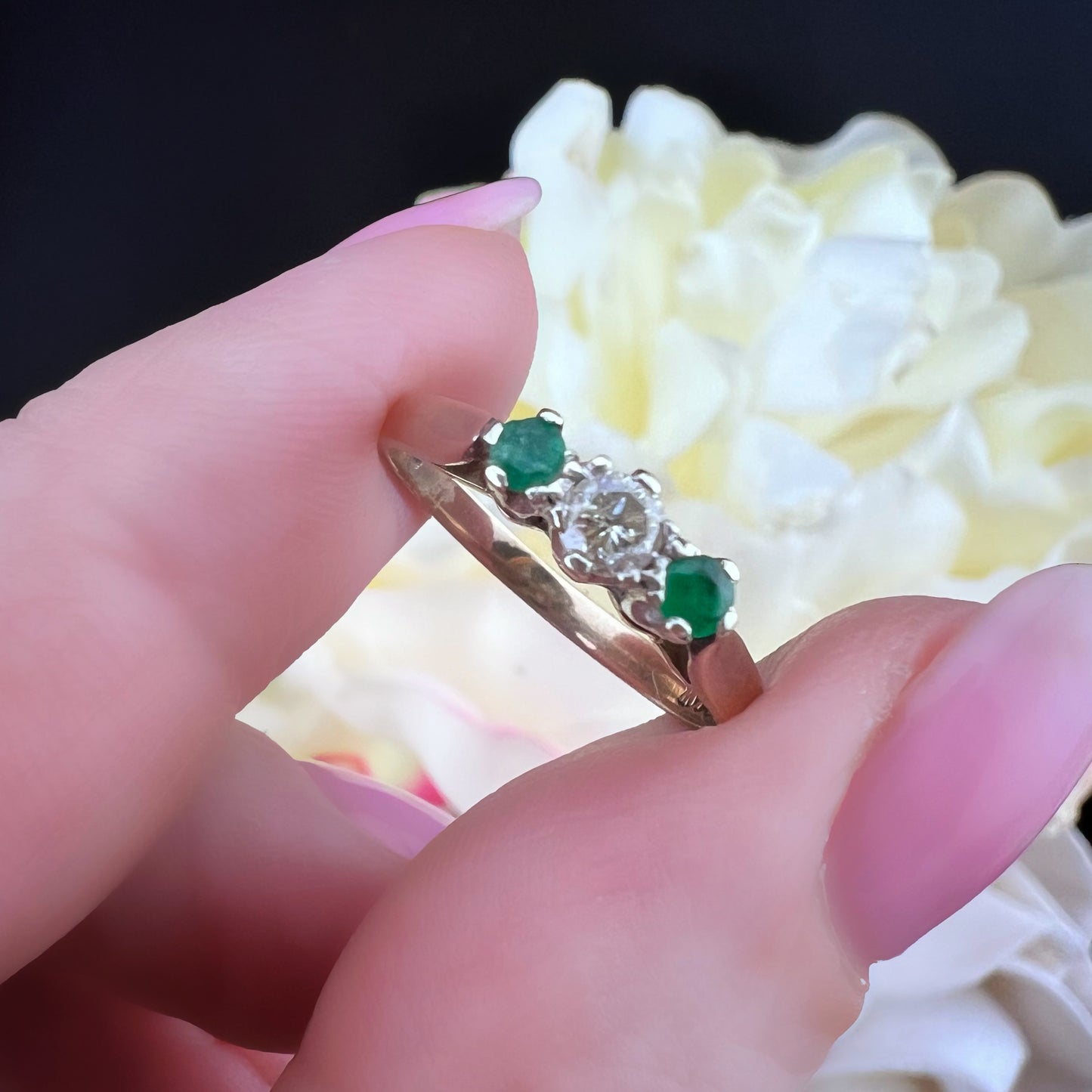 Anello Vintage Trilogy con Diamante e Smeraldi – 1981, Londra