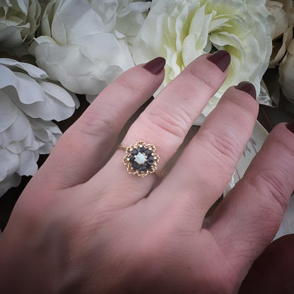 Anello vintage margherita in oro 9 ct con zaffiri e opale – Londra 1979