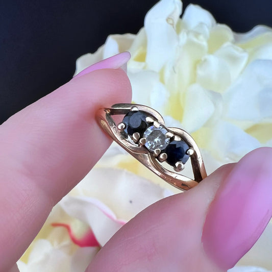 💍 Anello Trilogy Vintage con Zaffiri e Diamante (Londra, 1981)
