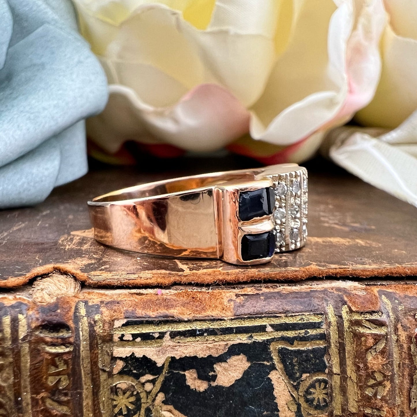 Anello a ponte con zaffiri e diamanti in oro 18 k