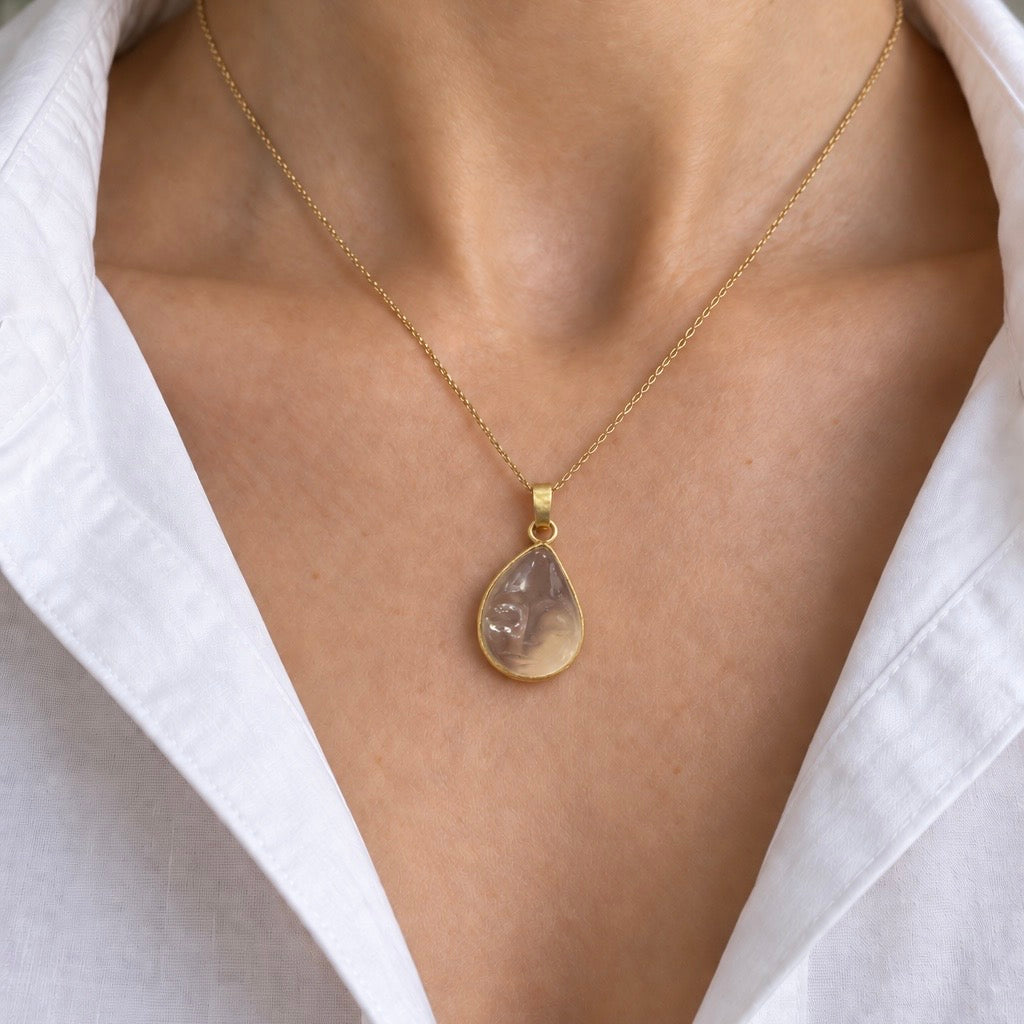Pendente “volto della luna” in pietra di luna e oro 18 k– Europa, anni ’60