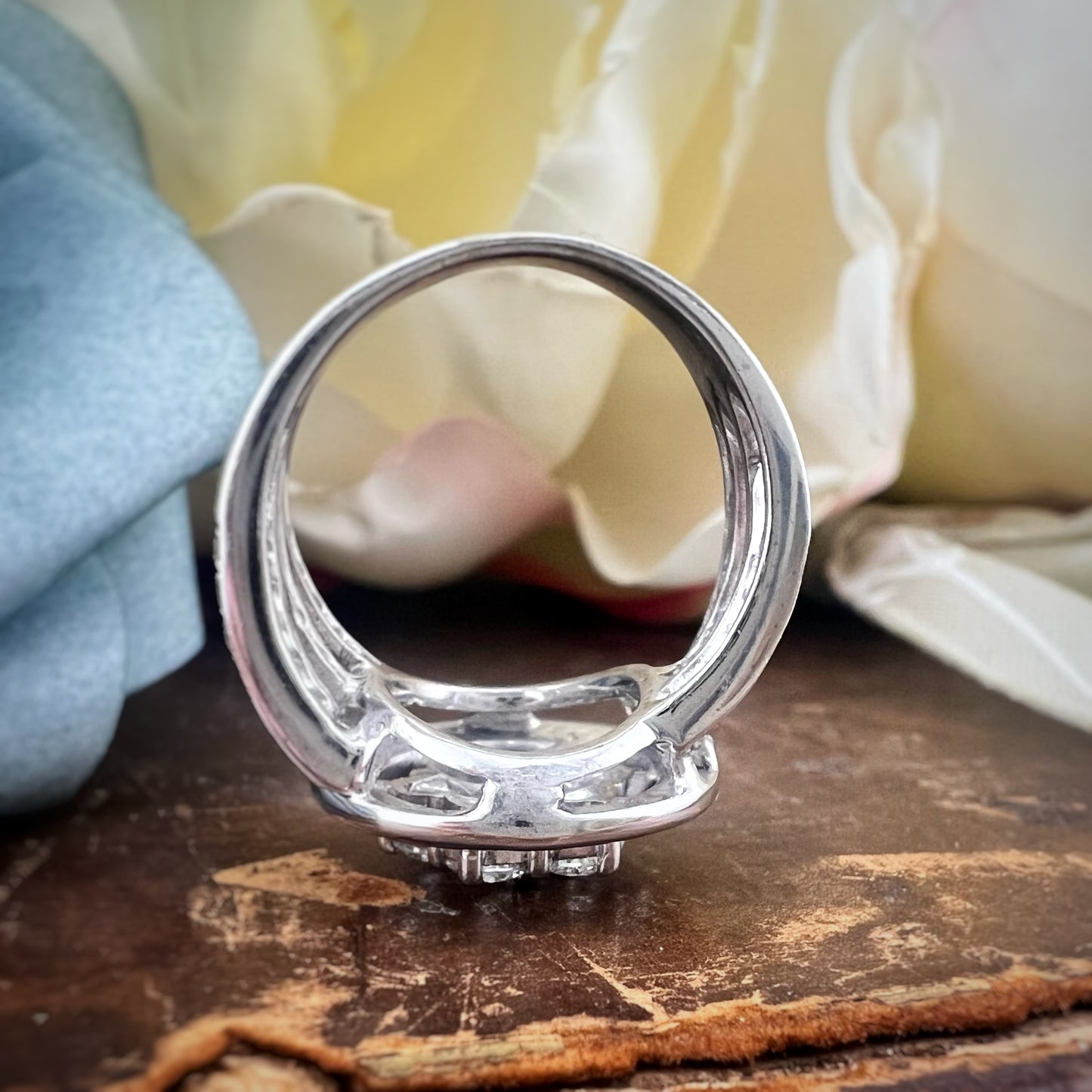 Anello vintage a margherita in oro bianco 18 kt e diamanti