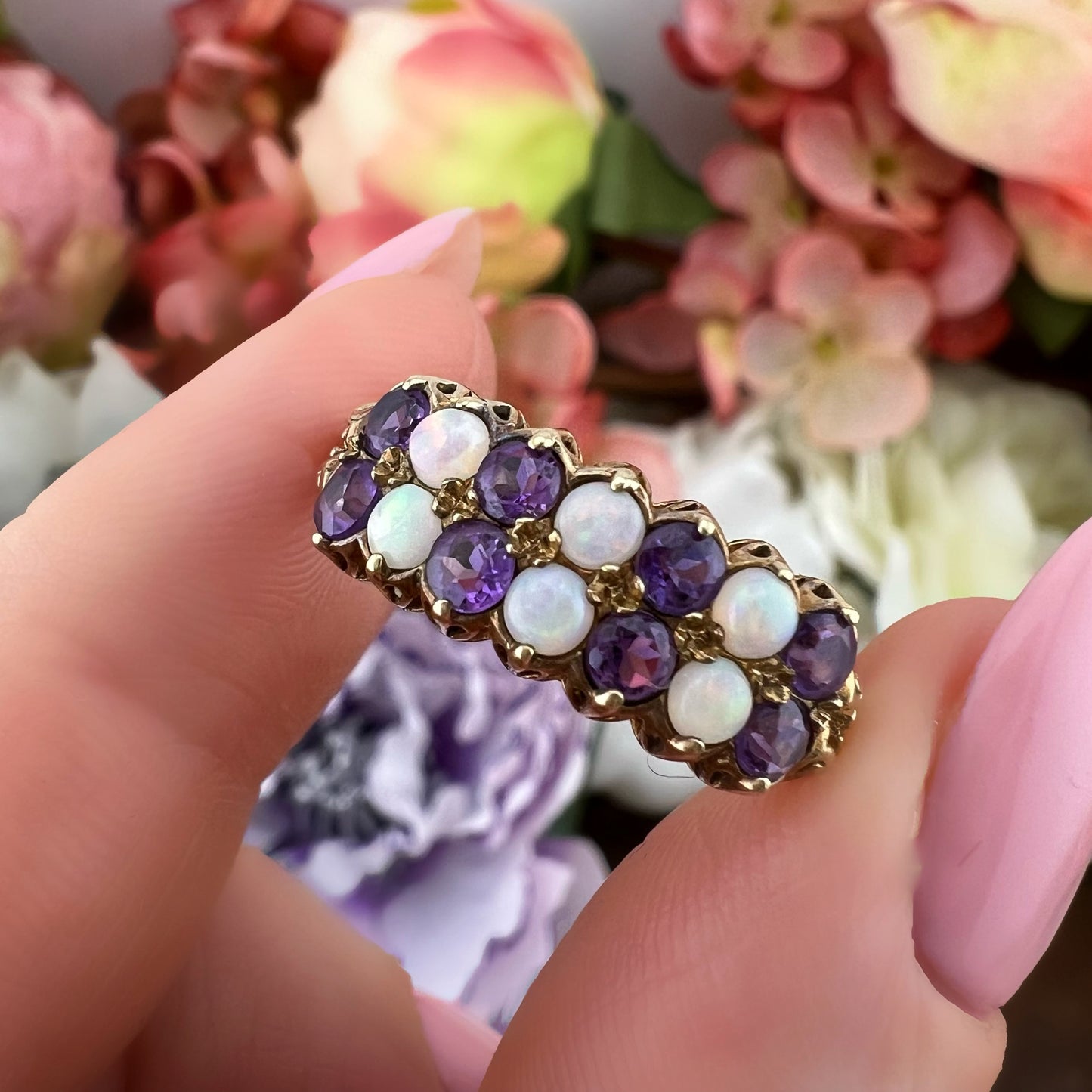 Anello a doppia riviera con ametiste e opali