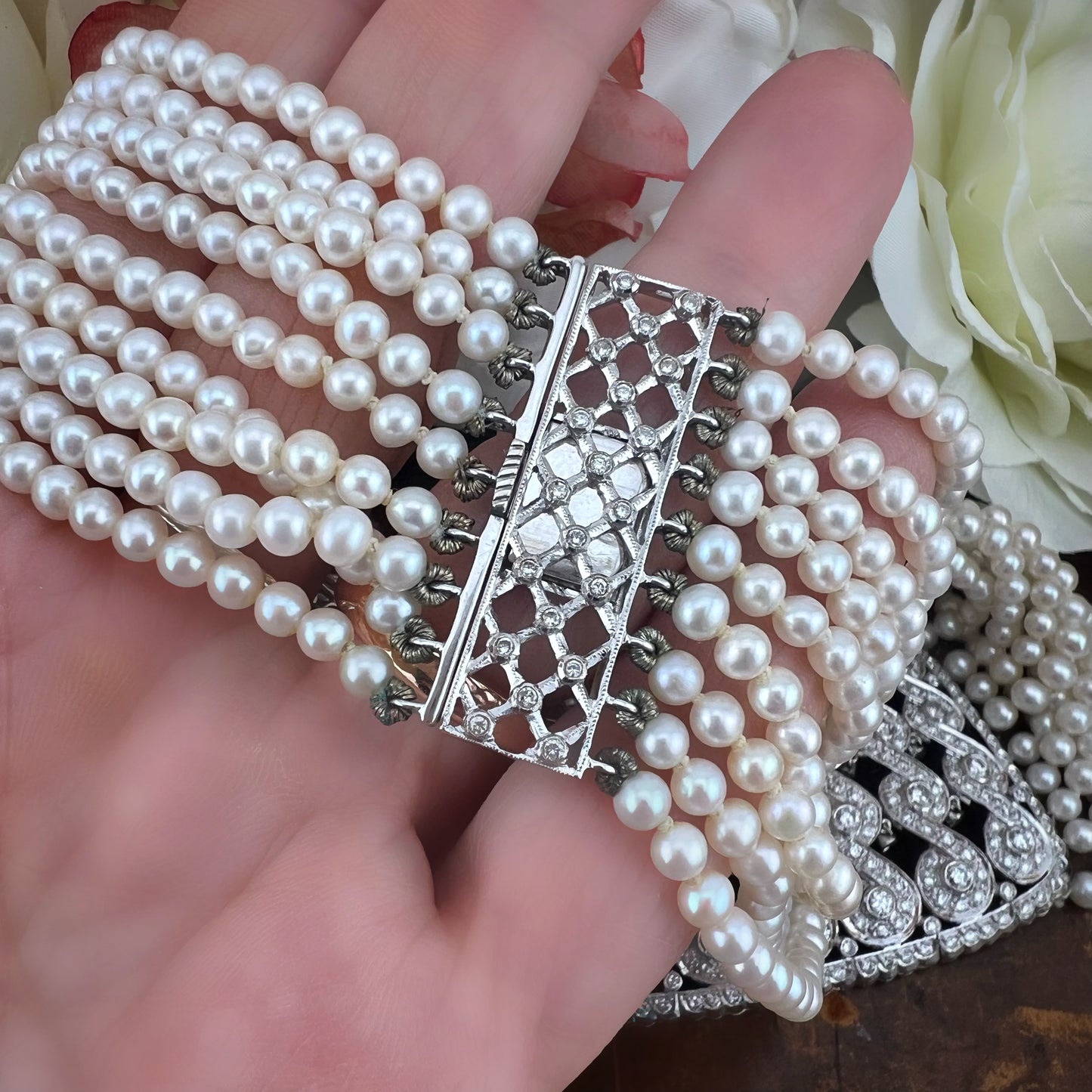Importante collare con 7.95 ct di diamanti e 780 perle Akoya in oro 18k