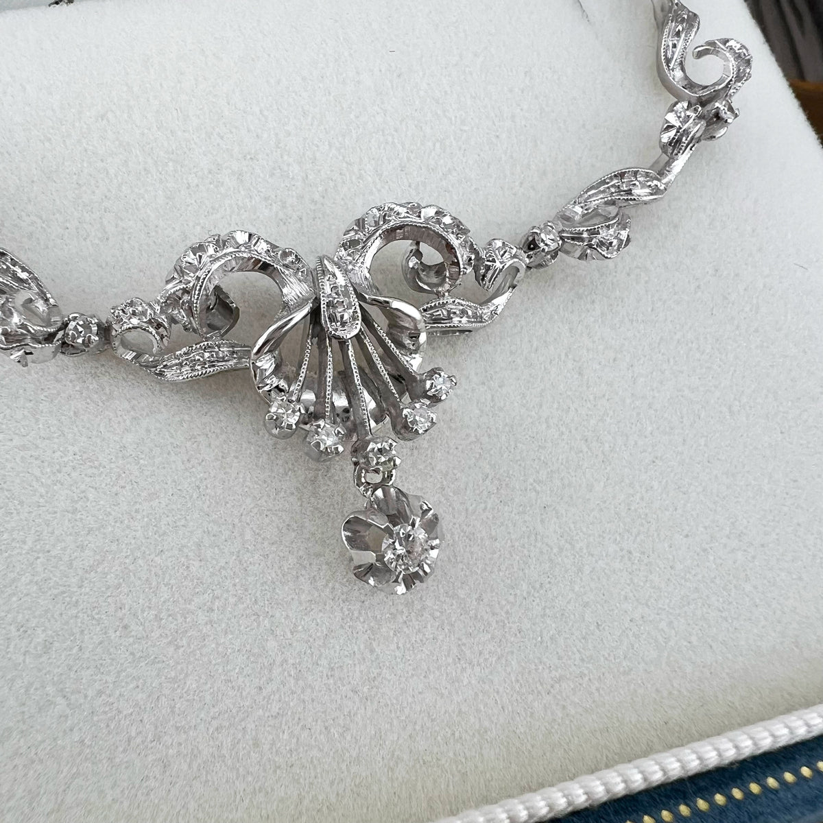 Collier in oro bianco 18k e diamanti a volute – Italia, circa 1950