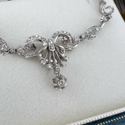 Collier in oro bianco 18k e diamanti a volute – Italia, circa 1950