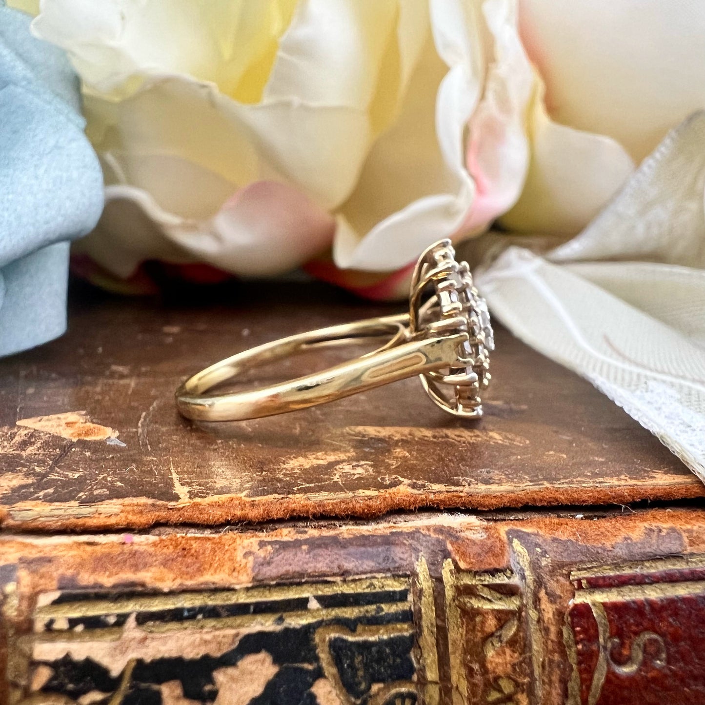 Anello a fiore con diamanti fancy brown e bianchi