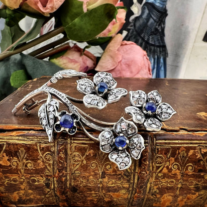 Spilla floreale in oro 18 kt, argento, zaffiri cabochon e diamanti
