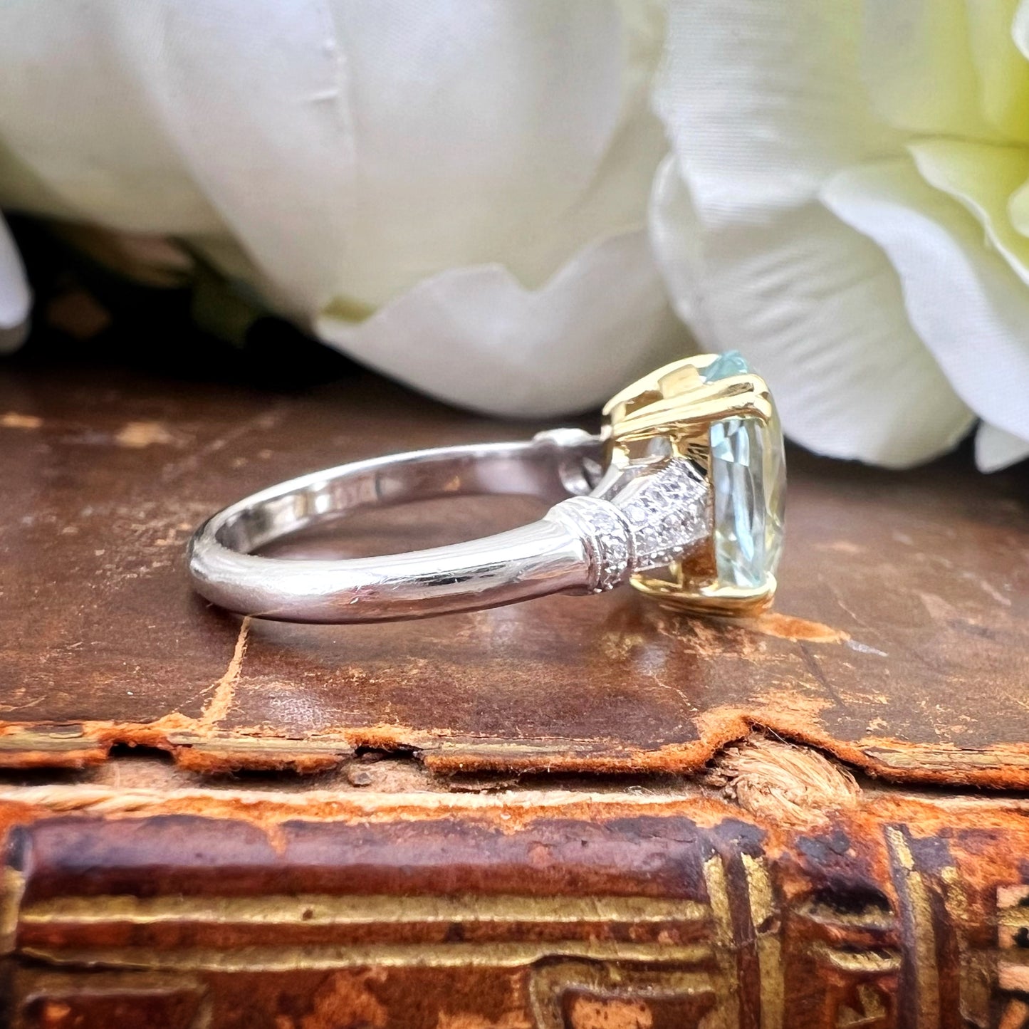 Anello con acquamarina da 3 ct e diamanti, oro 18k